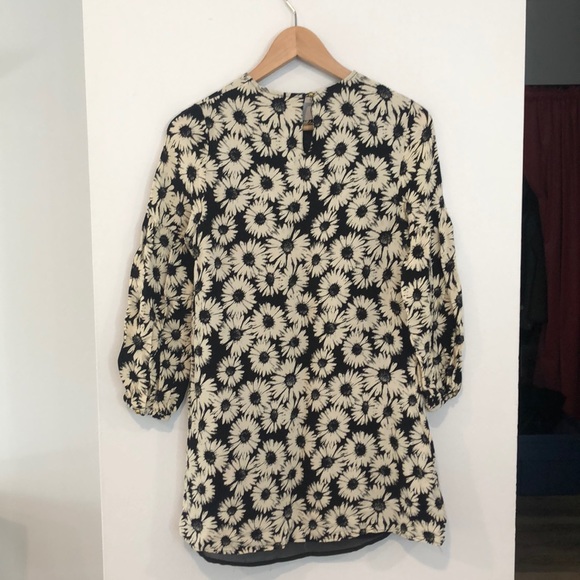 Forever 21 Daisy dress 🌼 - Picture 2 of 5